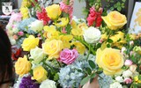 Hoa tươi, quà tặng đắt hàng ngày Quốc tế Phụ nữ 8-3